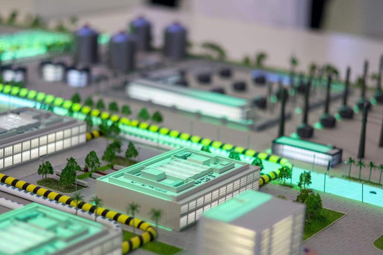 Kompleks industri miniatur dengan lampu bercahaya