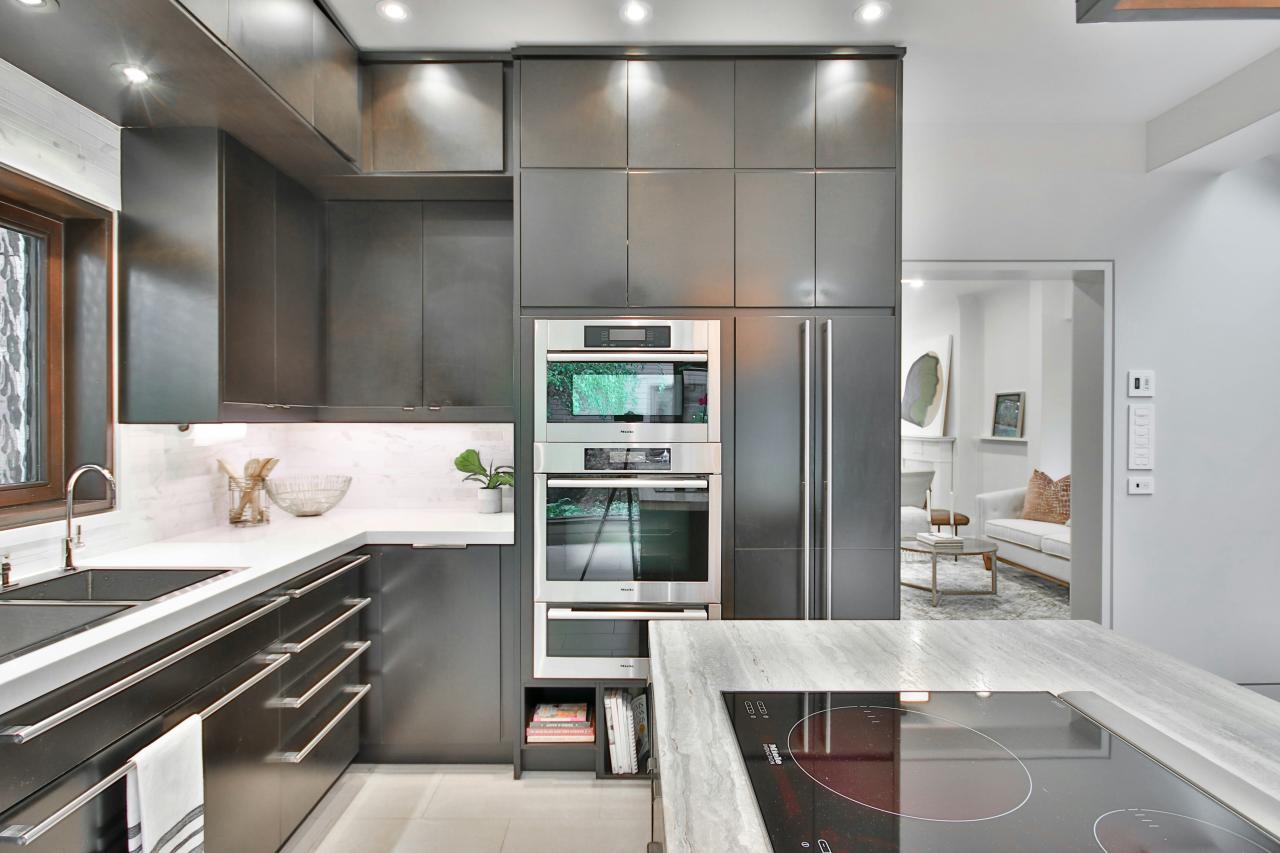 dapur modern dengan peralatan stainless steel dan meja marmer
