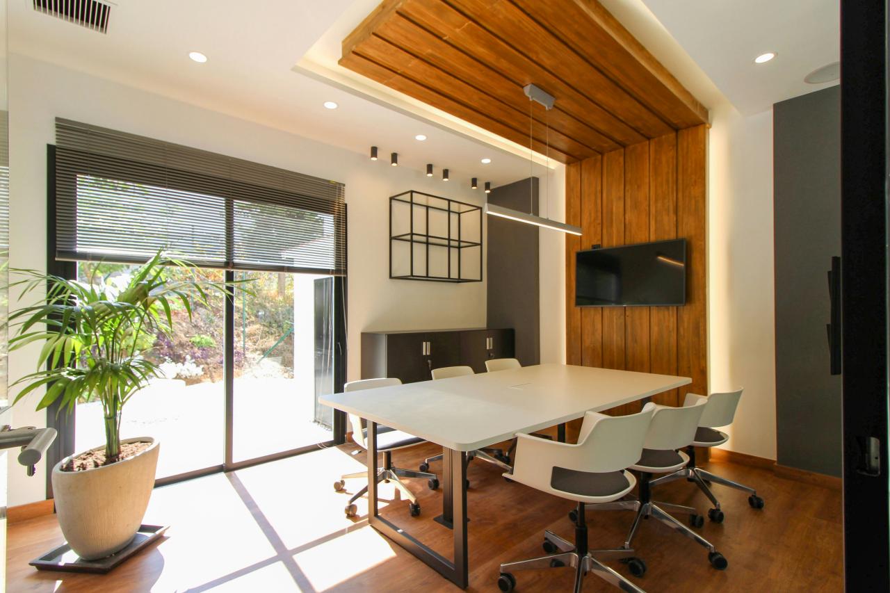 Ruang pertemuan kantor modern dengan jendela besar.