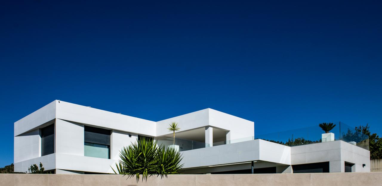 Rumah putih modern dengan langit biru yang cerah